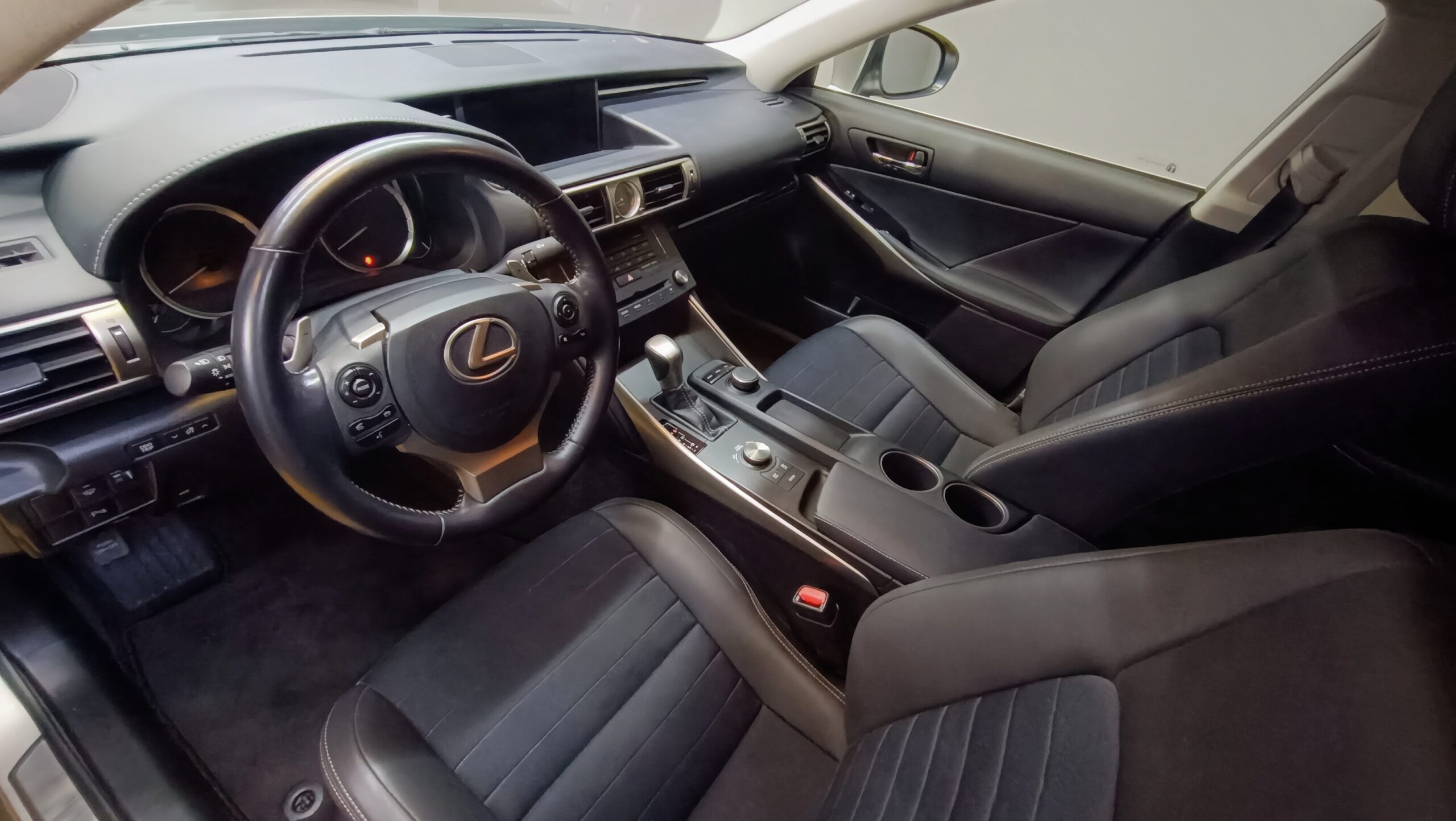 LEXUS IS300h EXECUTIVE 2.5 HIBRID 223CV
